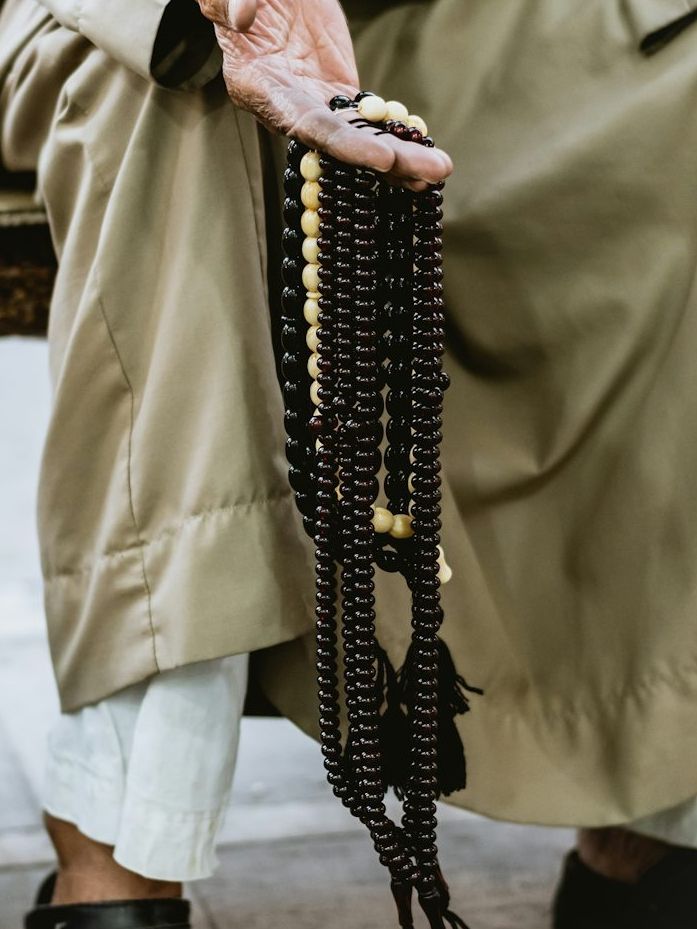Ruling on using rosary/prayer beads and weak ahadeeth used to support it's allowance